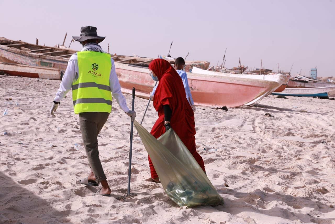 متطوعون ينظمون حملة لتنظيف شاطئ  نواكشوط